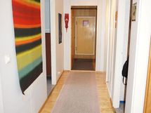 Pitkän eteisen varrella kaikki makuuhuoneet