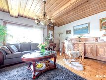 Olohuone, ikkunat järvelle päin