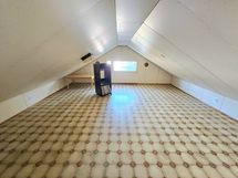 yläk. ullakkohuone matala.