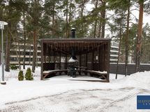 Asukkaiden käytössä on viihtyisä grillikatos.