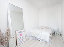 Nukkuiselle tilava alkovi.