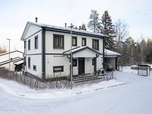 Talon etuosan julkisivu jossa pääsisäänkäynti