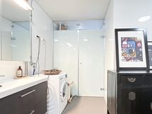 Kylpyhuoneeseen mahtuu myös pesutorni.