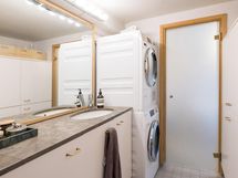 Alakerrasta löytyy kodinhoitohuone.