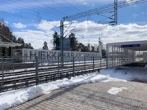 Juna-asemalle kävelee myös noin 10 minuutin verran.