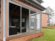 Terassi on mahdollista lasittaa. Digitaalisesti stailattu kuva asunnosta E16.