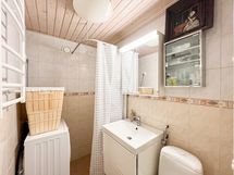 Kylpyhuoneessa on pesukoneliitäntä ja sielläkin hyvin säilytystilaa.