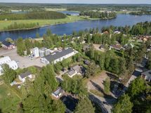 Kesänäkymä. Kohde keskellä kuvaa. Kiuruveteen on kivenheitto matkaa,
