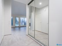 Avarassa eteisessä peililiukuovikaapistot