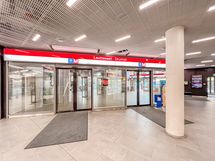 Lauttasaaren metroasema on kauppakeskus Lauttiksen yhteydessä.