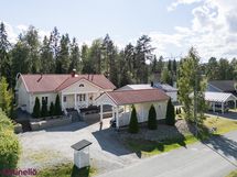 Kadunpuolelta kuvattuna