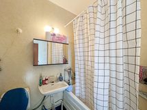 Kylpyhuoneessa on amme suihkun lisäksi sekä paikka pesukoneelle.