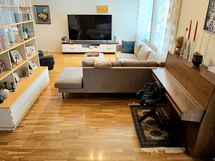 Näkymä olohuoneeseen eteisaulasta