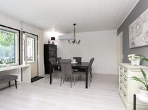 Olohuoneessa ilmalämpöpumppu