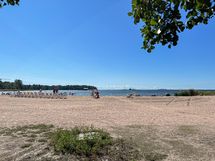 Vain vajaan viiden minuutin kävelyn päässä ovat nämä mahtavat rantamaisemat ja ulkoilureitit.