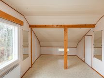 Yläkerran pienempi makuuhuone