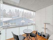 Tilava lasitettu parveke on etelän suuntaan