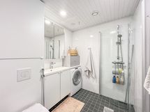 Kylpyhuoneessa on paikka pesukoneelle pöytätason alla.