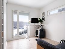 Yläkerran työhuone / mh.