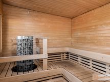 Taloyhtiön saunatila tarjoaa rentouttavat puitteet arjen keskelle.