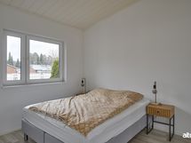 Makuuhuoneessa vino sisäkatto.