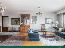 Avara ja elegantti olohuone, jossa takka ja kauniit materiaalit korostavat tämän hyvin hoidetun kodin laatua ja viihtyisyyttä