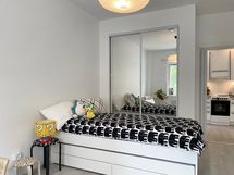 Makuuhuoneen yhteydessä on liukuovikaapisto