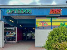 Siltamäen ostoskeskus / Alepa n. 300m päässä. Lähellä myös uimahalli.