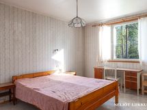 Makuuhuoneessa on mukavasti tilaa