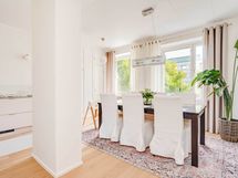 Mukavasti tilaa suurellekin pöydälle