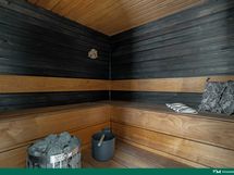 Kaunis remontoitu sauna.