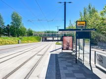 Raitiovaunupysäkki on Oulunkylän keskustassa alle 10 minuutin kävelymatkan päässä.