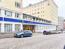 Lidl Kallio palvelee 450 m päässä ja alueella myös paljon pienempiä kauppoja.