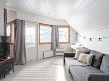 Yläkerran oleskelutila, josta käynti parvekkeelle