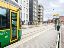 Pysäkki Uutiskatu on talon edessä.