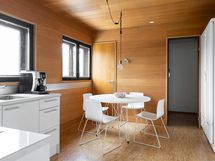 Keksikerroksen keittiötä ja ruokailutilaa