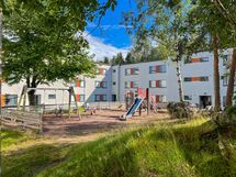 Taloyhtiön viihtyisää sisäpihaa.