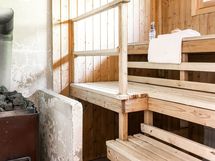 Alkuperäinen puulämmitteinen ikkunallinen sauna.