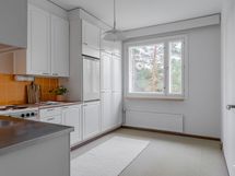 keittiöön mahtuu ruokapöytä