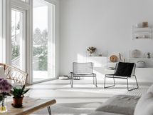 Isot ikkunat takapihalle