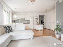 Olohuone ja avokeittiö muodostavat yhtenäisen ja avaran yli 35 m2:n oleskelutilan.