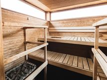 Kattokerroksen sauna- ja kerhotilaan pääsee suoraan hissilllä