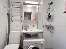 Kylpyhuone on putkiremontin yhteydessä kunnostettu ja pyykinpesukone mahtuu altaan alle.