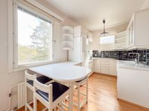 Keittiö on tilava. Kaappi- ja laskutilaa on runsaasti.