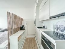 Avokeittiö on tyylikäs ja hyvin varusteltu.