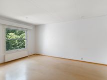 Olohuoneesta kiva näkymä pihalle isosta ikkunasta.