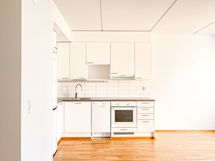 Moderni 2022 valmistunut koti omalla ilta-auringon suuntaan olevalla avoterassilla.