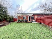 Asunnon piha on iso ja suojainen, terassi on valmistunut viime vuonna