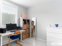 Toinen makuuhuone soveltuu myös työhuoneeksi.