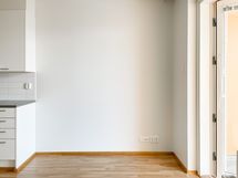 Autohallipaikka 80 € / kk, jos tarvitset autollesi paikan.